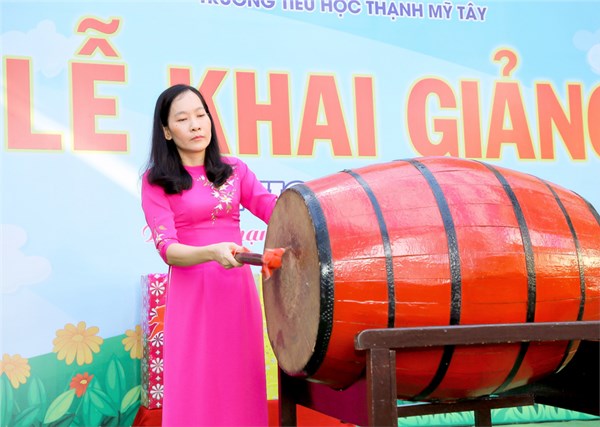 CÔ HIỆU TRƯỞNG ĐÁNH TRỐNG LỄ KHAI GIẢNG NĂM HỌC 2019-2020